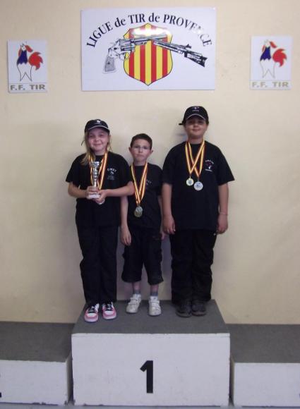 EQUIPE POUSSIN CHAMPION DES BDR 2011 PISTOLET OLYMPIQUE 10 M.JPG